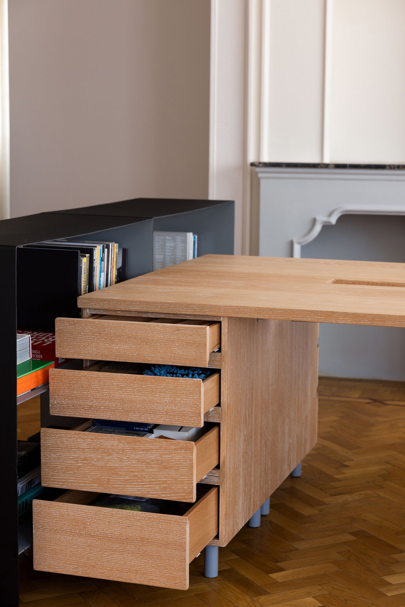 Brace – office desk