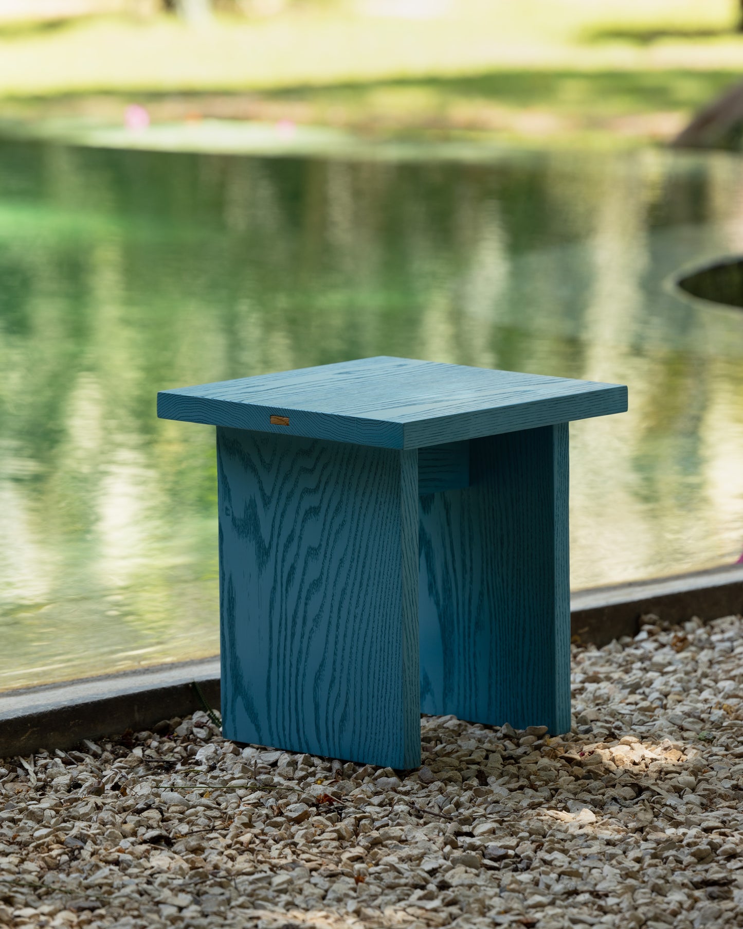 Float – side table