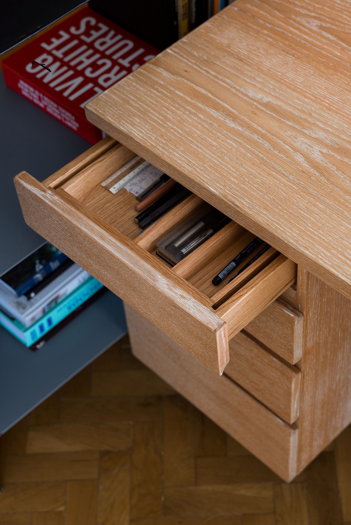 Brace – office desk