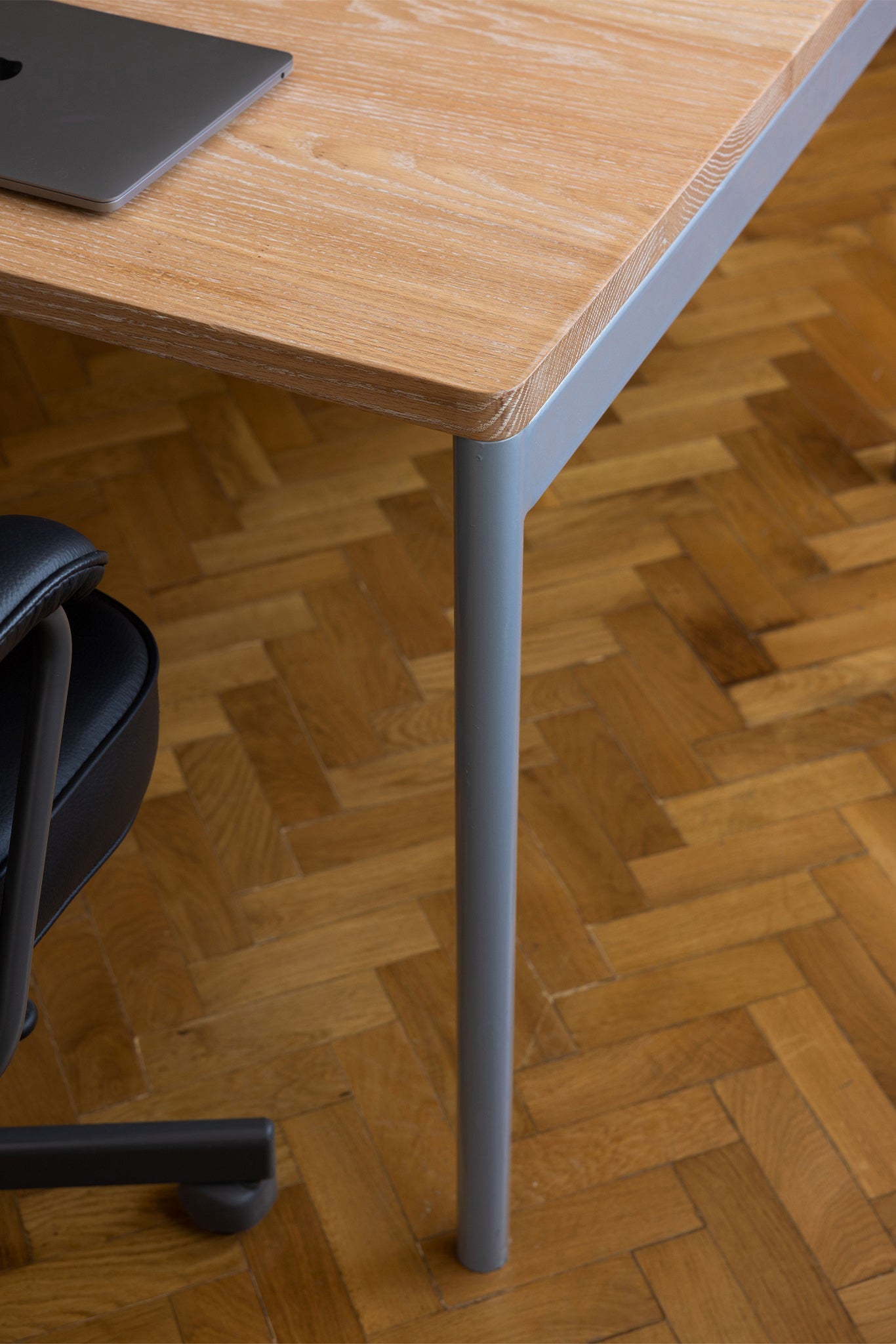 Brace – office desk