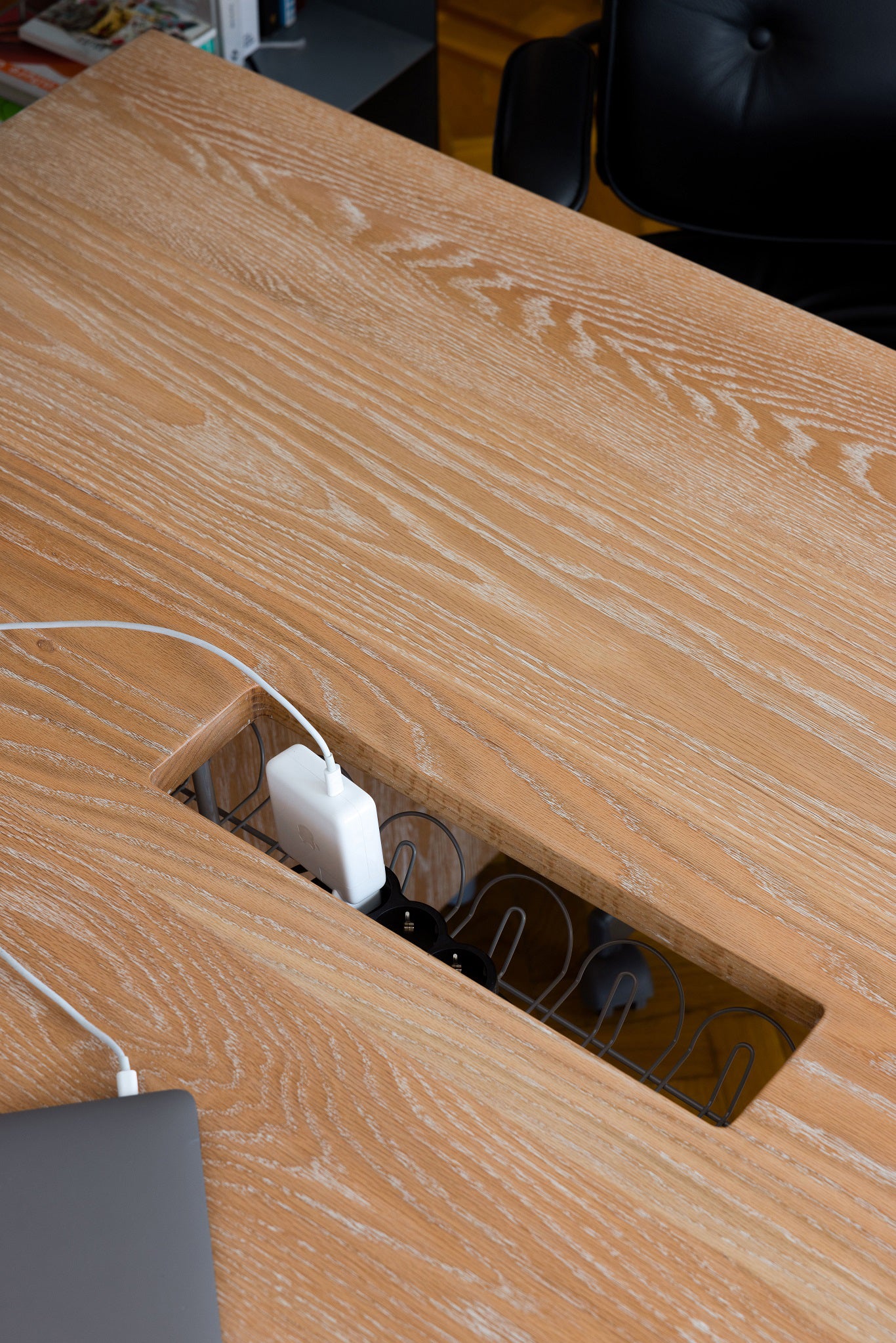 Brace – office desk